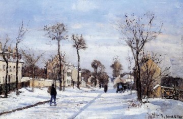 カミーユ・ピサロ Painting - 雪の中の街路 ルーブシエンヌ カミーユ・ピサロ